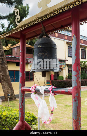 Kloster namdrolling Bell mit Buchstaben verzierten graviert auf Eingang in Karnataka Coorg Stockfoto