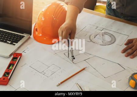 Ein Architekt oder ein Ingenieur Arbeiten am Entwurf, ein Architekt oder ein Ingenieur verwendet einen Teiler Messgerät auf der Blaupause. architektonische Konzept Stockfoto