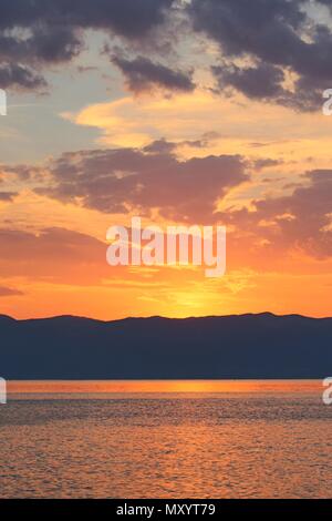 Farbenfroher Sonnenuntergang über den Ohrid-see Stockfoto