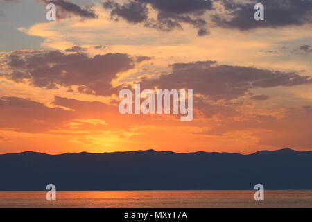 Farbenfroher Sonnenuntergang über den Ohrid-see Stockfoto