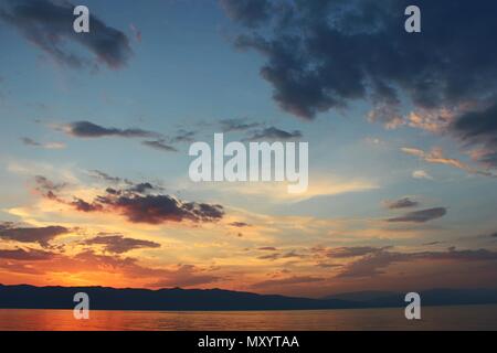 Farbenfroher Sonnenuntergang über den Ohrid-see Stockfoto