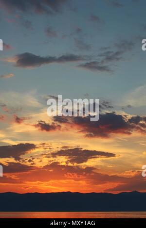 Farbenfroher Sonnenuntergang über den Ohrid-see Stockfoto