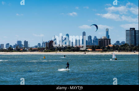 Kite Surfer Landung auf den Gewässern der Port Phillip Bay in der Nähe von St Kilda, Melbourne, Victoria, Australien Stockfoto