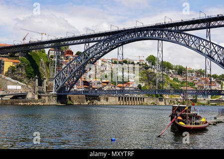 Blick auf die Straße von Dom Luís I Brücke in Porto, Portugal. Stockfoto