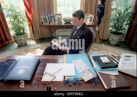 4/28/1981 Präsident Reagan Lesung im Oval Office Stockfoto