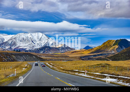 Road Trip auf dem Weg im Winter mit Schnee in den Bergen, Südinsel, Neuseeland Stockfoto