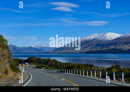 Road Trip auf dem Weg im Winter mit Schnee in den Bergen, Südinsel, Neuseeland Stockfoto