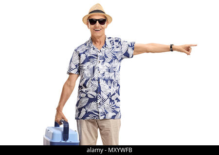 Ältere touristische Holding eine Kühlbox und zeigen auf weißem Hintergrund Stockfoto