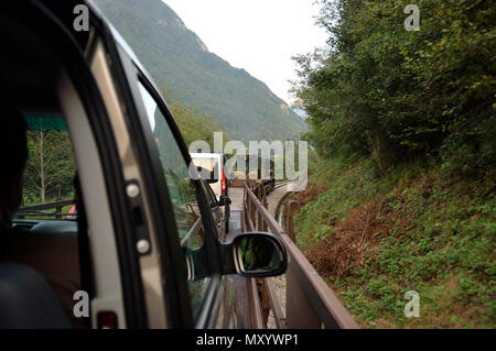 Unterwegs auf den "Avtovlak" Auto, mit dem Zug in Bohinj Der Slowenische Alpen, Slowenien, Stockfoto