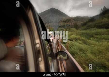 Unterwegs auf den "Avtovlak" Auto, mit dem Zug in Bohinj Der Slowenische Alpen, Slowenien, Stockfoto