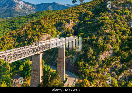 Bahnübergang Gustave Eiffels Viadukt in Vecchio, Korsika, Frankreich Stockfoto