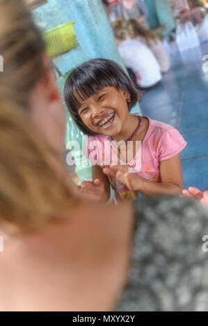 Abstand Jahr freiwillige Urlaub oder Voluntourism in einem Waisenhaus, Thailand Stockfoto