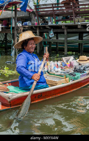 Eine schwimmende Händler, Bangkok, Thailand Stockfoto