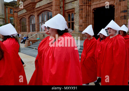 Pro Choice Anhänger tragen Dienerin Kostüme wie die Abtreibung Rechte Kampagne Gruppe ROSA hält eine Kundgebung an Guildhall Square am 31. Mai 2018 in London. Stockfoto