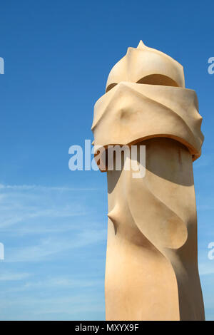 BARCELONA - 13. AUGUST 2007: Gaudi Schornsteine Statuen in der Casa Mila (La Pedrera in Barcelona genannt). Terrasse der Casa Mila, mit Schornsteinen geformt Stockfoto