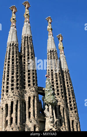 BARCELONA SPANIEN - Mai 05: La Sagrada Familia - die imposante Kathedrale von Gaudí, der seit 1882 gebaut wird und hat noch nicht erreicht werden kann, Stockfoto