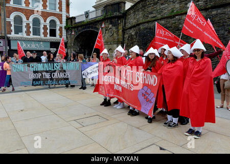 Pro Choice Anhänger tragen Dienerin Kostüme wie die Abtreibung Rechte Kampagne Gruppe ROSA hält eine Kundgebung an Guildhall Square am 31. Mai 2018 in London. Stockfoto