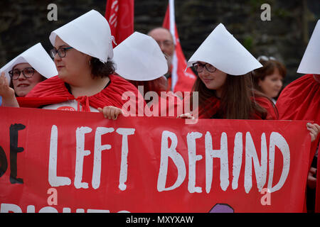 Pro Choice Anhänger tragen Dienerin Kostüme wie die Abtreibung Rechte Kampagne Gruppe ROSA hält eine Kundgebung an Guildhall Square am 31. Mai 2018 in London. Stockfoto