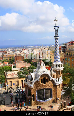 BARCELONA, SPANIEN - Mai 05: Die berühmten Park Güell am 05 Mai, 2011 in Barcelona, Spanien. Park Güell ist der berühmte Park von Antoni Gaudi entworfen und gebaut.