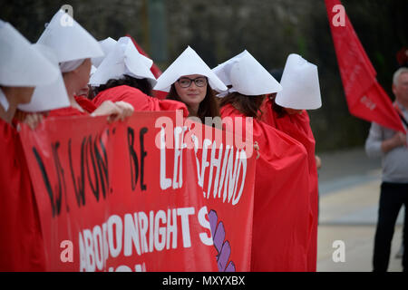 Pro Choice Anhänger tragen Dienerin Kostüme wie die Abtreibung Rechte Kampagne Gruppe ROSA hält eine Kundgebung an Guildhall Square am 31. Mai 2018 in London. Stockfoto