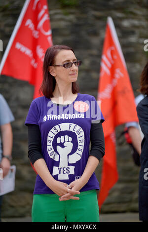 Pro Wahl Unterstützer an Abtreibung Rechte Kampagne Gruppe ROSA hält eine Kundgebung an Guildhall Square am 31. Mai 2018 in Londonderry, Nordirland. © Georg Stockfoto