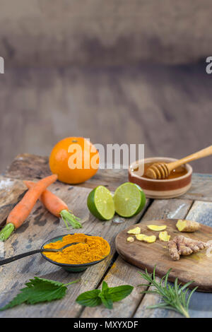 Zutaten für immune Boosting, anti-entzündliche Smoothie mit Gelbwurz und Honig. Detox morgen Saft trinken, sauber Essen Stockfoto
