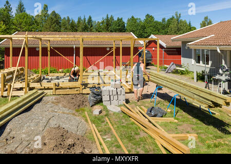 Schreiner Arbeiten im Freien auf eine große Terrasse mit ...