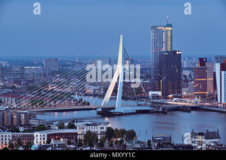 Die Erasmus-Brücke über den Fluss New Maas in Rotterdam vom Aussichtsturm Euromast aus gesehen. Stockfoto