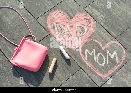 Kinder- Zeichnung auf Asphalt text-Mama und Papa im Herzen Stockfoto