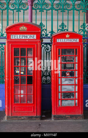 Zwei rote Telefonzellen, Smithfield Market, London, auf der linken Seite K2 und K6 auf der rechten Seite Stockfoto