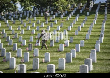 Soldaten, die aus dem 3D-US-Infanterie Regiment (Die Alte Garde) US-Flaggen auf den Grabsteinen in Abschnitt 38 bei der Flaggen auf dem Arlington National Cemetery, Arlington, Virginia, 24. Mai 2018, 24. Mai 2018. Seit mehr als 60 Jahren Soldaten aus der alten Garde haben gefallenen Helden unserer Nation, indem sie US-Fahnen auf grabstätten für Service Mitglieder sowohl auf dem Arlington National Cemetery und die US-Soldaten" und "Flieger Home National Cemetery gerade vor dem Memorial Day Wochenende begraben geehrt. Innerhalb von vier Stunden, mehr als 1 000 Soldaten, 234, 537 Flaggen vor jedem Grabstein und Columbari Stockfoto