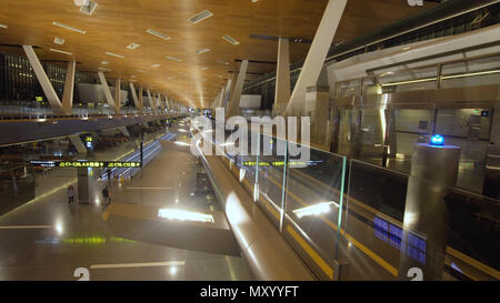 Äußere des neuen Hamad internationaler Flughafen in Doha. Im Flughafen mit moderner Infrastruktur. Anschlußklemme am Hamad International Airport, Katar. Stockfoto