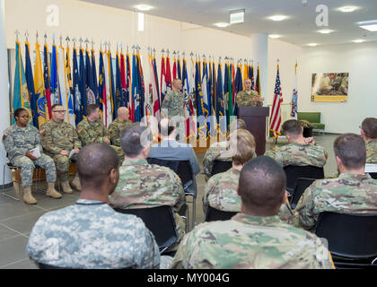 Brig. Gen. Phillip S. Jolly, stellvertretender U.S. Army Europe kommandierende General für Mobilisierung und finden Angelegenheiten, hält Erläuterungen während der 380 National Guard Geburtstagsfeier auf Lehm Kaserne, Wiesbaden, Dez. 13, 2016. (Foto: Susanne Goebel, visuelle Information Specialist) Stockfoto