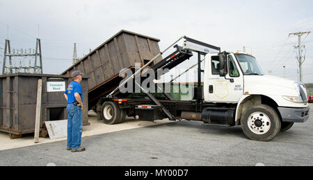 Deral Freysinger, Bauingenieur 436th Squadron qualifizierte Recycling Program Manager, Uhren Dan Johnson von DataGuard Recycling, Greenwood, Del., eine Roll-off-Container voller Kunststoff Nov. 3, 2016 Pick, an das Recycling Center auf Dover Air Force Base, Del Freysinger erklärte, dass Dover AFB leitet 60 Prozent der Abfall zur Verwertung, die übersteigt das Verteidigungsministerium Ziel von 55 Prozent. (U.S. Air Force Foto von Roland Balik) Stockfoto