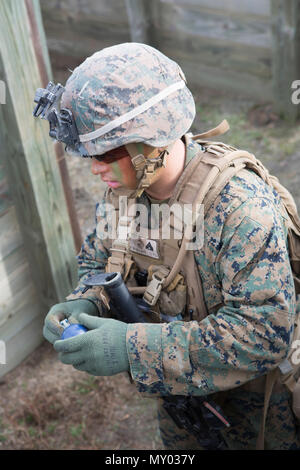 Us Marine Corps Cpl. Jesaja Briley, rifleman, Lima, 3 Bataillon, 8 Marine Regiment, 2nd Marine Division (2d MARDIV), bereitet eine M69 inert Handgranate bei einer Live-fire Strecke am Infanteriezug Schlacht Kurs als Teil einer Bereitstellung für die Ausbildung (DFT), auf Fort Pickett, Va., Nov. 12, 2016 zu werfen. DFT ist ein zwei-wöchigen Übung zur Förderung der Kompetenz und Einsatzbereitschaft. (U.S. Marine Corps Foto von Lance Cpl. Alexis C Schneider, 2d MARDIV Bekämpfung der Kamera) Stockfoto