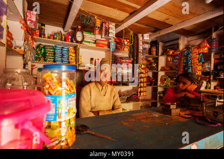 Typische Shop Verkauf von Lebensmitteln an einem der abgelegenen Dörfern an Nandhour Tal, Kumaon Hügel, Uttarakhand, Indien Stockfoto