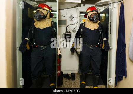 161220-N-HB 733-084 ATLANTIK (31. 20, 2016) Seaman Khalid Harvey sucht einem Raum, während ein General Quarters bohren an Bord der geführte Anti-raketen-Zerstörer USS Cole (DDG67). Cole, Commander, Task Force 65 zugeordnet, ist die Durchführung einer regelmäßig geplanten Einsatz zur Unterstützung der Maritime Security Operations und Theater Sicherheit Zusammenarbeit in den USA 6 Flotte Gebiet. (U.S. Marine Foto von Petty Officer 3. Klasse Brianna K. Grün/Freigegeben) Stockfoto