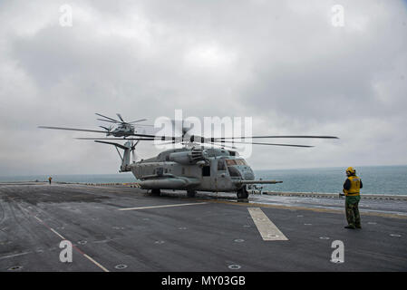 161220-N-BD 308-053 ATLANTIK (31. 20, 2016) Ein SH-53 Super Hengst Hubschrauber ab der 22 Marine Expeditionary Unit (MEU) startet vom Flight Deck der Amphibisches Schiff USS Wasp (LHD1). Wasp wird als Teil der Wasp amphibischen bereit, die Abgabe ist der 22. MEU nach Abschluss einer sechsmonatigen Einsatz in die USA am 5. und 6 Flotte Bereiche eingesetzt. (U.S. Marine Foto von Seaman Levingston Lewis/Freigegeben) Stockfoto