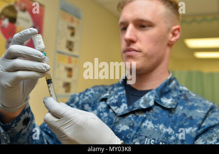 MAYPORT, Fla (Nov. 10, 2016) - Petty Officer 3rd Class Brett Friebel bereitet eine Grippeimpfung für einen Patienten in der Branche Gesundheit Klinik Immunisierungen (NBHC) Mayport der Klinik. NBHC Mayport ist einer von sechs Gesundheit Naval Hospital (NH) Jacksonville's Care Einrichtungen in Florida und Georgia entfernt. (U.S. Marine Foto von Jacob Sippel, Naval Hospital Jacksonville Public Affairs/Freigegeben). Stockfoto