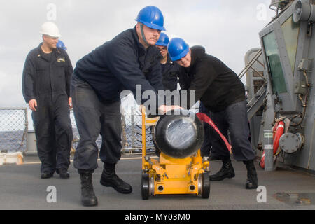 161220-N-HB 733-045 ATLANTIK (31. 20, 2016) Segler manövrieren eine Markierung 46 Mod 5 A (S) Torpedo Torpedo laden während einer Übung an Bord der geführte Anti-raketen-Zerstörer USS Cole (DDG67). Cole, Commander, Task Force 65 zugeordnet, ist die Durchführung einer regelmäßig geplanten Einsatz zur Unterstützung der Maritime Security Operations und Theater Sicherheit Zusammenarbeit in den USA 6 Flotte Gebiet. (U.S. Marine Foto von Petty Officer 3. Klasse Brianna K. Grün/Freigegeben) Stockfoto