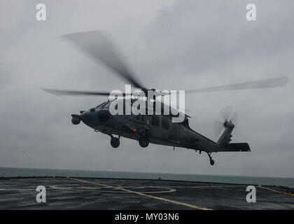 161220-N-TI 017-084 ATLANTIK (31. 20, 2016) Eine MH-60S Seahawk Hubschrauber hebt ab Flight Deck der Amphibischen dock Landung Schiff USS Langley (LSD 41). Whidbey Island ist als Teil des Wasp amphibischen bereit, die Abgabe ist der 22. MEU nach Abschluss einer sechsmonatigen Einsatz in die USA am 5. und 6 Flotte Bereiche eingesetzt. (U.S. Marine Foto von Petty Officer 2. Klasse Nathan R. McDonald/Freigegeben) Stockfoto