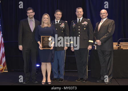 Christine Ploschke, ehemaliger Energie Geschäftsstellenleiter für die Armee Finden 99th Regional Support Command (Zweite von links), erhält eine 2016 Bundesamt für Energie und Wasser Management Award von der Abteilung für Energie während einer Zeremonie 7. Dezember in Washington, D.C., Dies ist die dritte nationale Energie und Wasser management award Die 99Th RSC in ebenso vielen Jahren gewonnen hat, wie sie fortfährt, Bereitschaft zu unterstützen, die die bestmögliche Einrichtungen, in denen Soldaten arbeiten und Trainieren. Diese jüngste Anerkennung folgt eine Damhirschkuh Bundesamt für Energie und Wasser Management Award Ploschke und ihrem Team für Leistungen verdient Stockfoto