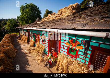 Typische Kumaoni Haus, wo ein Haufen Weizen trocknen in der Sonne ist, Kala Agar Dorf, Kumaon Hügel, Uttarakhand, Indien Stockfoto