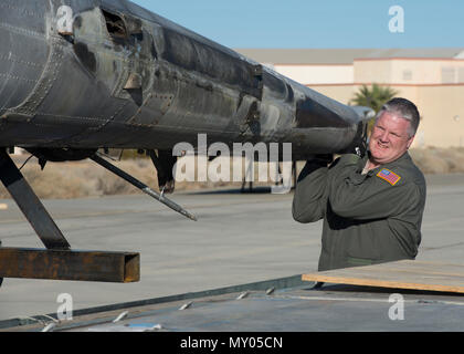 Master Sgt. Paul Adkins, 709Th Airlift Squadron Lademeister, hebt ein Schwanz - Ausleger vom Fairchild C-119 B Flying Boxcar #48-0352 "Bin kann Co Spezielle" während einer Mission in die Luft Mobilität Befehl Museum über eine C-5 M Super Galaxy Transportflugzeug Dez. 17, 2016, auf der Edwards Air Force Base, Calif. C-119 zu bringen sind ein Twin Tail-Gedröhnt Cargo Aircraft. (U.S. Air Force Foto von älteren Flieger Zachary Cacicia) Stockfoto