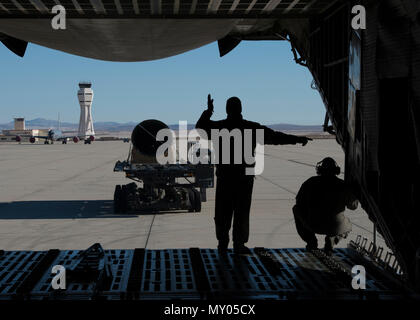 Master Sgt. Paul Adkins, 709Th Airlift Squadron Lademeister, und Master Sgt. Bryan Muise, 709Th als Lademeister, Martial ein K-Loader, mit einem Schwanz - Ausleger vom Fairchild C-119 B Flying Boxcar #48-0352 "Bin kann Co Spezielle, "nach hinten-cargo Eingang eines C-5 M Super Galaxy 19.12.2016, auf der Edwards Air Force Base, Calif. Die C-119 wird wohl die meisten in der Sammlung historischer Flugzeuge der Air Mobility Command's Museum. (U.S. Air Force Foto von älteren Flieger Zachary Cacicia) Stockfoto