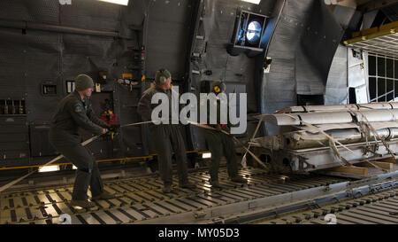 Loadmasters von der 709th Airlift Squadron ziehen Teile der Fairchild C-119 B Flying Boxcar #48-0352 "Bin kann Co Spezielle" in den Laderaum eines C-5 M Super Galaxy 19.12.2016, auf der Edwards Air Force Base, Calif. Dieser Luftbrücke Mission als Training für die Neue loadmasters verwendet wurde. (U.S. Air Force Foto von älteren Flieger Zachary Cacicia) Stockfoto