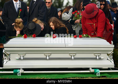 Us Air Force Maj. Troy Gilbert's Familie Rosen auf seine Schatulle während seiner Beisetzung auf dem Arlington National Cemetery Dez. 19, 2016. Gilbert war Nov. 27, 2006 getötet, während fliegen, eine Mission zur direkten Unterstützung der Koalition Boden Kampfhandlungen, wenn seine F-16C Fighting Falcon ca. 20 Meilen nordwestlich von Bagdad abgestürzt. Dies war der dritte beisetzung Für den Flieger in Arlington seit 2006 und vereint bleibt in diesem Jahr wieder mit teilweise noch ursprünglich in den Jahren 2006 und 2012 erholt. (U.S. Air Force Foto/Tech. Sgt. Joshua L. DeMotts) Stockfoto