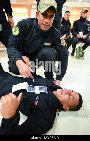 Zwei irakische Soldaten zur Terrorismusbekämpfung Service Praxis basic Airway Management Techniken während ein Schlachtfeld First Responder Kurs von US-Beratern und Soldaten der 28. Bekämpfung Krankenhaus an einem Ausbildungszentrum in der Nähe von Bagdad, Irak, Dez. 22, 2016 durchgeführt. Der Kurs konzentriert sich auf das Behandeln der unkontrollierte Blutungen, Spannung pneumothorax, und Beeinträchtigung der Atemwege: Die drei häufigsten Ursachen für vermeidbare Todesfälle auf dem Schlachtfeld. Die Schulung ist Teil des gesamten Combined Joint Task Force - inhärenten Building Partner Kapazität mission Lösen die Kapazität der zusammengeschlossen, um Kräfte zu erhöhen f Stockfoto