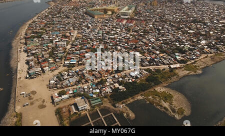 Luftaufnahme armen Stadtteil Manilas Slums, Ghettos, Holz- alte Häuser, Hütten. Slum Gegend von Manila, Philippinen. Manila Vorort, Blick von der Ebene. Stockfoto