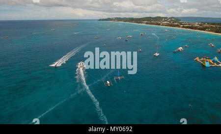 Die Leute, die Spaß auf der Banane. Gruppe von Menschen Reiten Banana Boot. Philippinen, Boracay. Travel Concept. Stockfoto